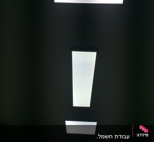 תאורת תקרה מלבנית ומרובעת בחדר חשוך